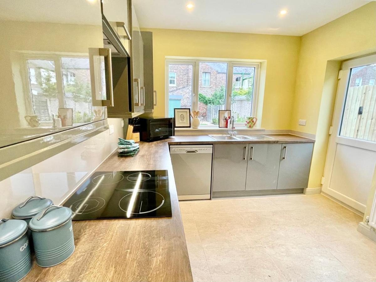Central Townhouse With Free Off Road Parking And Garden York Zewnętrze zdjęcie